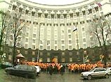 Сторонники Ющенко разблокировали здание правительства, но не администрацию президента Сторонники Ющенко разблокировали здание правительства, но не администрацию президента