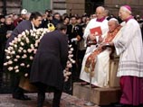 К колонне со статуей Девы Марии на площади Испании прибыл Папа Иоанн Павел II в сопровождении мэра Рима Вальтера Вельтрони
