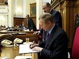 Принятая накануне Верховной Радой Украины и подписанная президентом страны политическая реформа вызывает неоднозначную оценку экспертов
