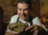 Гигантский белый трюфель весом около 900 граммов был найден в окрестностях Тосканы и продан на международном аукционе, итальянскому ресторану Zafferano за 54 тысячи долларов Гигантский белый трюфель весом около 900 граммов был найден в окрестностях Тосканы и продан на международном аукционе, итальянскому ресторану Zafferano за 54 тысячи долларов