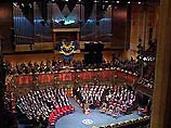 Традиционно премии по физике, химии, медицине, литературе и экономике вручает в Стокгольме в Концертном зале король Швеции