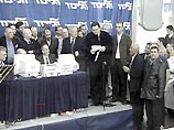 Глава израильского правительства Ариэль Шарон получил от соратников по правящей партии "Ликуд" карт-бланш на создание правительства национального единства с участием крупнейшей оппозиционной Партии труда ("Авода")