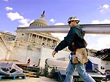 У подножия здания Капитолия в Вашингтоне рабочие уже приступили к сборке конструкций трибун для инаугурации Джорджа Буша