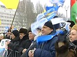 Над митингующими плакаты на украинском языке: "Донбасс работает, Майдан танцует", "Майдан, собирай чемодан"