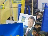 Виктор Янукович собрал митинг в Луганске. Там скандируют: "Майдан, собирай чемодан"