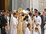 Перед началом торжественной церемонии Алексия II облачили в белые одежды