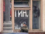 Как заявил в эфире радиостанции "Эхо Москвы" лидер Калининградского отделения НБП Денис Оснач, они забаррикадировались в здании, вывесили свои флаги, растяжку, скандировали лозунги
