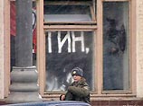 Как заявил в эфире радиостанции "Эхо Москвы" лидер Калининградского отделения НБП Денис Оснач, они забаррикадировались в здании, вывесили свои флаги, растяжку, скандировали лозунги Как заявил в эфире радиостанции "Эхо Москвы" лидер Калининградского отделения НБП Денис Оснач, они забаррикадировались в здании, вывесили свои флаги, растяжку, скандировали лозунги