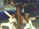 На традиционном ежегодном карнавале в Рио миллионы бразильцев дают волю своим чувствам