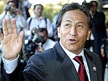 Президенту Перу в знак непопулярности журналисты попытались вручить муляж бомбы