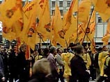 Накануне первого тура президентских выборов, в октябре, пошла политическая мода на оранжевый или, как его называют на западной Украине, "помаранчевый", то есть апельсиновый цвет