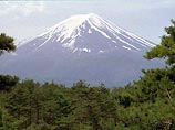 Вершина обожаемой японцами и известной во все мире горы Фудзи отдана в частное владение. Государство безвозмездно уступило участок земли площадью в 3,85 миллиона квадратных метров на верхушке крупнейшего в стране вулкана синтоистскому храму