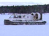 Сначала были спасены восемь человек, затем аэробот забрал еще 12 рыбаков с другого куска льдины, отметили в региональном центре