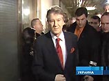 Согласно жеребьевке, проведенной в начале теледебатов, первым со вступительным словом выступает Ющенко