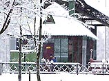 Врачи призывают москвичей и гостей столицы быть особо осторожными и стараться не ходить рядом с теми домами, с крыш которых свисают огромные ледяные сталактиты Врачи призывают москвичей и гостей столицы быть особо осторожными и стараться не ходить рядом с теми домами, с крыш которых свисают огромные ледяные сталактиты