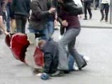 Во Франции дети избили Пэра Ноэля за то, что он дал им мало конфет Во Франции дети избили Пэра Ноэля за то, что он дал им мало конфет