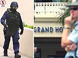 Как сообщили представители полиции, преступник разместил в здании отеля около 12 взрывных устройств. Гостиница была окружена сотрудниками правоохранительных органов, из нее срочно были эвакуированы все постояльцы