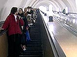 Около полудня на станции метро "Улица Дыбенко" сотрудник УВД по охране метрополитена задержал подозрительного мужчину и привел его в комнату милиции для досмотра Около полудня на станции метро "Улица Дыбенко" сотрудник УВД по охране метрополитена задержал подозрительного мужчину и привел его в комнату милиции для досмотра