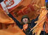 Начиная с первого года независимости, с 1991, все 48 миллионов граждан Украины колебались между формированием более тесных связей с Западом или постепенном сближении с Россией Начиная с первого года независимости, с 1991, все 48 миллионов граждан Украины колебались между формированием более тесных связей с Западом или постепенном сближении с Россией
