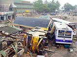 На Шри-Ланке во время цунами погибли 1,5 тыс. пассажиров поезда, который накрыло гигантской волной. Об этом стало известно от работающих в стране спасателей, сообщивших некоторые подробности последствий стихийного бедствия