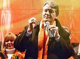Кандидат в президенты Украины Виктор Ющенко призвал своих сторонников на площади Независимости в среду прийти под стены здания Кабинета министров страны, где в этот день должно пройти заседание правительства во главе с его оппонентом на выборах