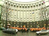 Сторонники Виктора Ющенко с раннего утра заблокировали здание правительства Украины. В пикете стоят около 300 человек, перекрыв главный и запасные входы в здание, где в среду запланировано заседание правительства