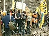 Сторонники Ющенко заблокировали здание правительства Украины. Заседание кабинета министров отменено Сторонники Ющенко заблокировали здание правительства Украины. Заседание кабинета министров отменено