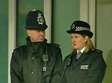 В Лондоне на Оксфорд-стрит сотрудники полиция учит бдительности граждан - стражи порядка сначала воруют сумки у прохожих, а потом возвращают их с напуствием быть впредь внимательными, чтобы не напороться на настоящих воров