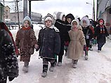 Каждый вечер, после того, как маленькие читинцы расходятся по домам, хулиганы крушат горки. Вандалы приносят с собой куски бритвы и заливают их водой, вплавляя в ледяные скаты Каждый вечер, после того, как маленькие читинцы расходятся по домам, хулиганы крушат горки. Вандалы приносят с собой куски бритвы и заливают их водой, вплавляя в ледяные скаты