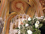 В центре собора - живая сень из еловых веток и цветов, в которой установлена праздничная икона Рождества Христова
