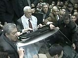 На фоне этого звучат заявления Махмуда Аббаса о готовности сесть за стол переговоров с премьер-министром Израиля Ариэлем Шароном после выборов главы Палестинской национальной администрации