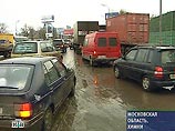 В настоящее время движение по Ленинградскому шоссе из центра в область относительно свободное, без "пробок". Из области в Москву в районе кольцевой наблюдается традиционная "пробка", однако движение со скоростью 10-15 км/час все-таки происходит В настоящее время движение по Ленинградскому шоссе из центра в область относительно свободное, без "пробок". Из области в Москву в районе кольцевой наблюдается традиционная "пробка", однако движение со скоростью 10-15 км/час все-таки происходит
