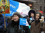 Сторонники Януковича пикетируют здание ЦИК Украины Сторонники Януковича пикетируют здание ЦИК Украины