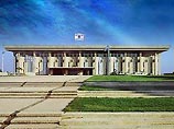 Новые члены кабинета, опирающегося на тройственную коалицию в составе партий "Ликуд", "Авода" и "Еврейство Торы", были приведены к присяге сразу после поименного открытого голосования Новые члены кабинета, опирающегося на тройственную коалицию в составе партий "Ликуд", "Авода" и "Еврейство Торы", были приведены к присяге сразу после поименного открытого голосования