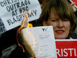 Христиане и мусульмане собрались около нескольких зданий Би-би-си по всей Великобритании, чтобы выразить протест против показа по телевидению мюзикла "Джерри Спрингер. Опера"