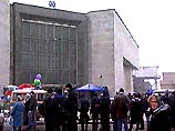 В среду около полудня на станции "Улица Дыбенко" сержант УВД по охране метрополитена остановил молодого человека для проверки документов. В среду около полудня на станции "Улица Дыбенко" сержант УВД по охране метрополитена остановил молодого человека для проверки документов.