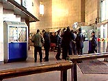 В комнате милиции подросток неожиданно выхватил из кармана нож и тяжело ранил милиционера. Затем закрывшийся в помещении юноша выхватил у сержанта табельное оружие и несколько раз выстрелил в него. В комнате милиции подросток неожиданно выхватил из кармана нож и тяжело ранил милиционера. Затем закрывшийся в помещении юноша выхватил у сержанта табельное оружие и несколько раз выстрелил в него.