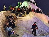 Власти Нижнего Новгорода во вторник должны решить судьбу самой большой в России снежной горки. Скорее всего, гигантская башня высотой 16,5 м и спуском более 200 м будет "утилизирована" Власти Нижнего Новгорода во вторник должны решить судьбу самой большой в России снежной горки. Скорее всего, гигантская башня высотой 16,5 м и спуском более 200 м будет "утилизирована"