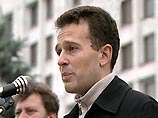 Василий Якеменко - лидер "Идущих вместе", бывший работник администрации президента (начальник отдела по связям с общественными организациями) в подразделении Владислава Суркова. Василий Якеменко - лидер "Идущих вместе", бывший работник администрации президента (начальник отдела по связям с общественными организациями) в подразделении Владислава Суркова.