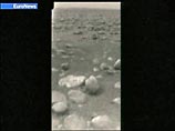 Второй снимок, обнародованный ЕКА, сделан уже на поверхности Титана. Ландшафт спутника Сатурна в месте посадки зонда довольно плоский с небольшими подъемами. Схожая "картинка", отмечают ученые, была получена с поверхности Марса Второй снимок, обнародованный ЕКА, сделан уже на поверхности Титана. Ландшафт спутника Сатурна в месте посадки зонда довольно плоский с небольшими подъемами. Схожая "картинка", отмечают ученые, была получена с поверхности Марса