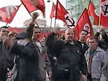 Около 200 человек пришли в субботу на Пушкинскую площадь в Москве на митинг в защиту арестованных активистов Национал-большевистской партии (НБП). Среди участников акции - сторонники НБП, "Авангарда красной молодежи" (АКМ) и ряда других организаций Около 200 человек пришли в субботу на Пушкинскую площадь в Москве на митинг в защиту арестованных активистов Национал-большевистской партии (НБП). Среди участников акции - сторонники НБП, "Авангарда красной молодежи" (АКМ) и ряда других организаций