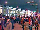 Митингующие заявляют, что палатки установлены как символ того, что в Петербург пришла "оранжевая революция", а также, что они будут "стоять пока им не вернут льготы"