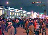 Митингующие заявляют, что палатки установлены как символ того, что в Петербург пришла "оранжевая революция", а также, что они будут "стоять пока им не вернут льготы" Митингующие заявляют, что палатки установлены как символ того, что в Петербург пришла "оранжевая революция", а также, что они будут "стоять пока им не вернут льготы"