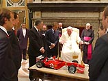 Команда "Феррари" вручила папе Иоанну Павлу II копию своего болида