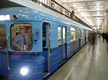 На станции метро "Комсомольская" на рельсы упал мужчина