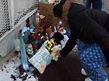 Цинизм заключался еще и в том, что труп младенца отец упаковал в праздничный пакет с надписью "С днем рождения". Пакет был найден рядом с церковью в Бронксе, куда они его подкинули Цинизм заключался еще и в том, что труп младенца отец упаковал в праздничный пакет с надписью "С днем рождения". Пакет был найден рядом с церковью в Бронксе, куда они его подкинули