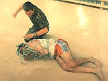 Обнародованные в Великобритании фотографии издевательств английских солдат над иракскими пленными шокировали страну Обнародованные в Великобритании фотографии издевательств английских солдат над иракскими пленными шокировали страну