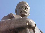 "На Поклонной горе будет установлен памятник тем, кто участвовал в Ялтинской конференции, - лидерам трех держав, в том числе и Сталину. Важно, что это памятник не тирании, а лидерам трех держав, которые победили гитлеризм", - отметил сенатор