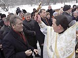 Ющенко впервые за последние годы не стал купаться на Крещение в Днепре, а омыл лицо водой