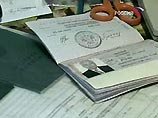 Возмущающимся горожанам, которые приносят свои анкеты и фотографии вместе с почтовой открыткой и непременно картонной папкой-скоросшивателем, охрипшие сотрудники паспортно-визовой службы объясняют, что без оплаты госпошлины документы не принимаются Возмущающимся горожанам, которые приносят свои анкеты и фотографии вместе с почтовой открыткой и непременно картонной папкой-скоросшивателем, охрипшие сотрудники паспортно-визовой службы объясняют, что без оплаты госпошлины документы не принимаются